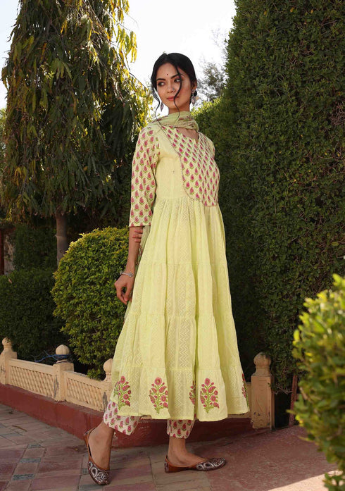 Green Dobby Tiered Kurta with Pant and Dupatta (Set of 03)