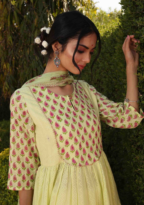 Green Dobby Tiered Kurta with Pant and Dupatta (Set of 03)