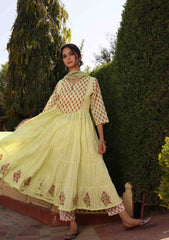 Green Dobby Tiered Kurta with Pant and Dupatta (Set of 03)