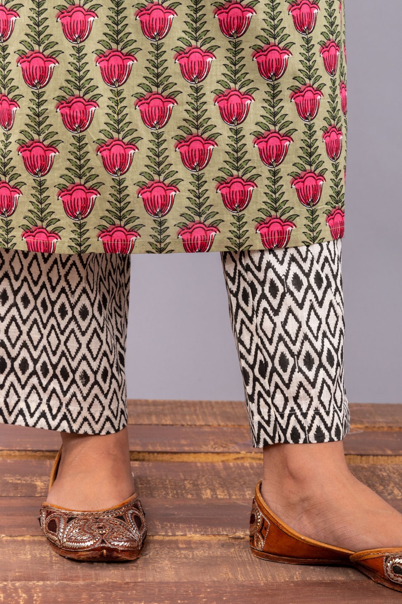 Tulip print Straight kurta with Block Printed Pant. (set of 2)